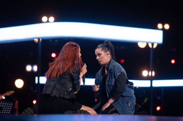 
Alexandra Sirghi si Laila Abdel Hafiz, battle-ul care va ramane in istoria Vocii Romaniei! Cum suna „Buzele tale, doua petale” in varianta rock: „Melodia m-a socat, sincer