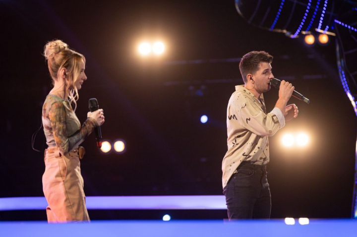 Arina Badulescu si Stefan Gutanu - moldovenii care ne duc faima pe scena de la Vocea Romaniei! Cei doi au facut un duet de senzatie pe piesa trupei Carla’s Dreams Arina Badulescu si Stefan Gutanu - moldovenii care ne duc faima pe scena de la Vocea Romaniei! Cei doi au facut un duet de senzatie pe piesa trupei Carla’s Dreams