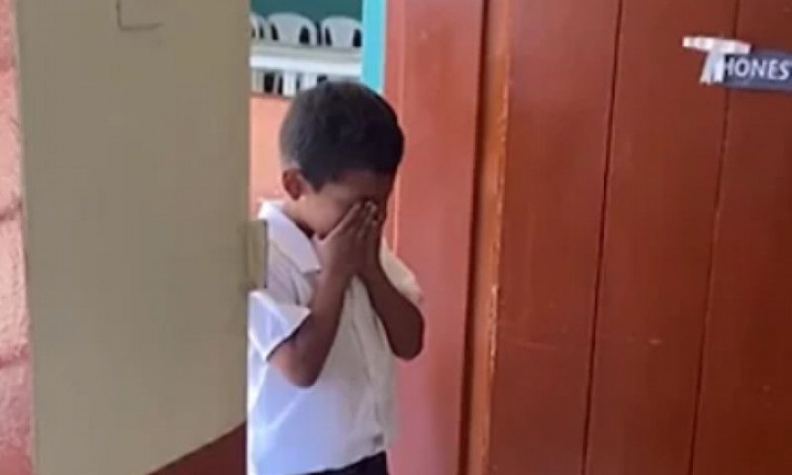 Momentul emotionant in care unui baietel de 8 ani ii e serbata ziua de nastere pentru prima data. Reactia lui i-a topit pe internauti
Momentul emotionant in care unui baietel de 8 ani ii e serbata ziua de nastere pentru prima data. Reactia lui i-a topit pe internauti