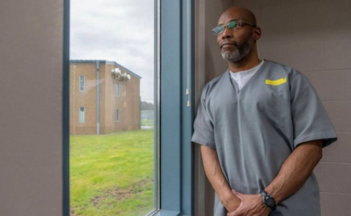 Un barbat condamnat la inchisoare pe viata a fost eliberat dupa 28 de ani. Judecatorul a stabilit ca e nevinovat
Un barbat condamnat la inchisoare pe viata a fost eliberat dupa 28 de ani. Judecatorul a stabilit ca e nevinovat