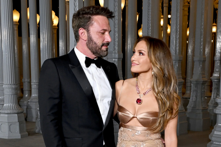 Jennifer Lopez, stralucitoare la bratul sotului ei, intr-o rochie decupata pe picior. Cuplul serii la o gala in Los Angeles - FOTO
Jennifer Lopez, stralucitoare la bratul sotului ei, intr-o rochie decupata pe picior. Cuplul serii la o gala in Los Angeles - FOTO