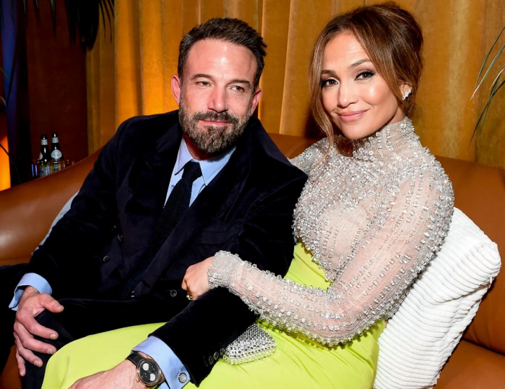 Reactia lui Jennifer Lopez cand un grup de femei se uita la Ben Affleck - FOTO Reactia lui Jennifer Lopez cand un grup de femei se uita la Ben Affleck - FOTO