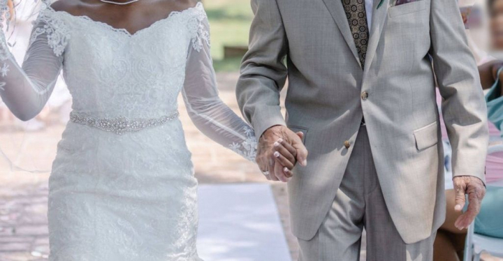 O tanara de 24 de ani s-a maritat cu un barbat de 85 de ani, mai in varsta si decat bunicul ei. Vrea sa-i daruiasca copii - FOTO O tanara de 24 de ani s-a maritat cu un barbat de 85 de ani, mai in varsta si decat bunicul ei. Vrea sa-i daruiasca copii - FOTO