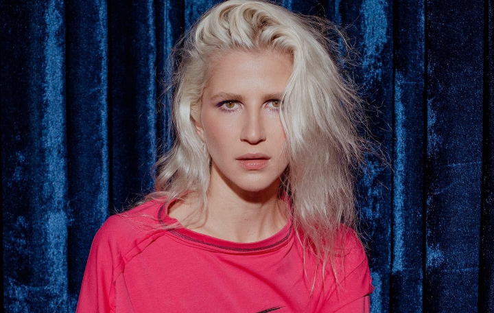 Dara si-a intrigat fanii! Interpreta a publicat teaser-ul piesei „Neiubire virtuala” - VIDEO