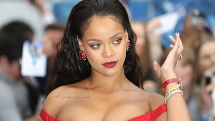 Rihanna a socat din nou! Vedeta s-a afisat cu un ceas de 400 de mii de dolari la glezna - FOTO Rihanna a socat din nou! Vedeta s-a afisat cu un ceas de 400 de mii de dolari la glezna - FOTO
