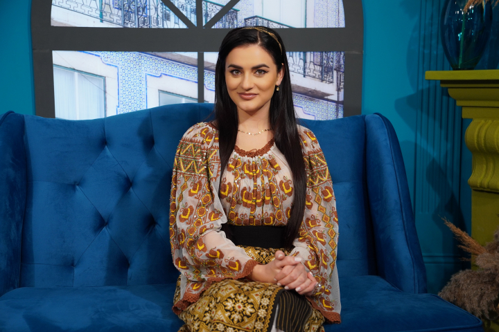 Parintii ei au divortat cand avea 5 ani! Amintiri din copilarie cu Mihaela Tabura: „Iar sunt eu prea sincera” - VIDEO Parintii ei au divortat cand avea 5 ani! Amintiri din copilarie cu Mihaela Tabura: „Iar sunt eu prea sincera” - VIDEO