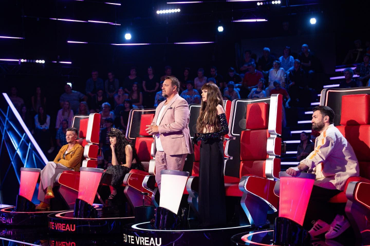 In aceasta seara, de la ora 21:00, incepe etapa KO-urilor la Vocea Romaniei! Theo Rose: „Ma doare stomacul cand vorbesc cu tine” In aceasta seara, de la ora 21:00, incepe etapa KO-urilor la Vocea Romaniei! Theo Rose: „Ma doare stomacul cand vorbesc cu tine”