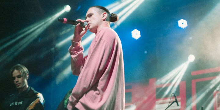 Cerere in casatorie la concertul lui Satoshi! Cum si-a surprins un tanar iubita, dar si ce i-a raspuns aceasta - VIDEO