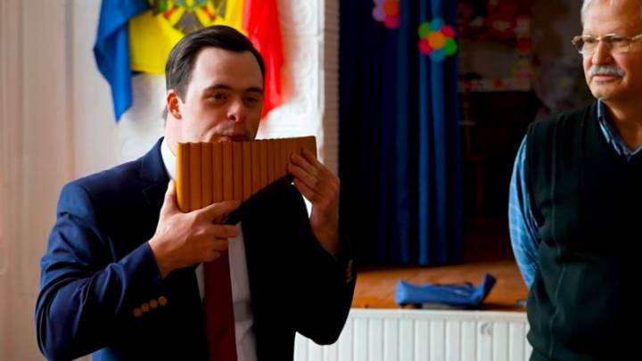 Mihail Buciucci - tanarul cu Sindromul Down care canta la nai si lucreaza la Presedintie: „Este obositor, dar trebuie” - VIDEO