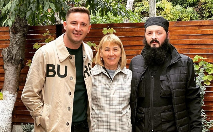 Emilian Cretu - sedinta foto emotionanta alaturi de mama si fratele sau: „Doi frati, atat de diferiti dar tot odata doua suflete pereche.” - VIDEO Emilian Cretu - sedinta foto emotionanta alaturi de mama si fratele sau: „Doi frati, atat de diferiti dar tot odata doua suflete pereche.” - VIDEO