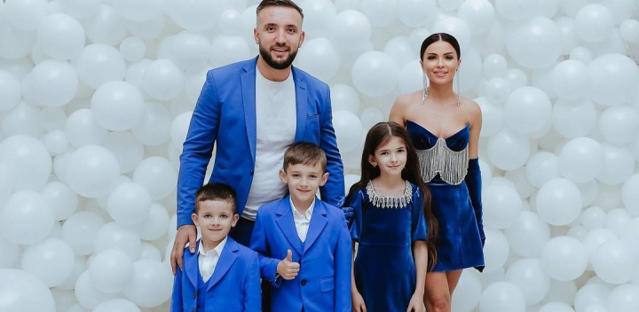 Tinutele identice si sedintele foto ii reprezinta in totalitate pe membrii familiei Maxian! Cum s-au asortat de aceasta data, dar si care a fost atmosfera de la filmari - VIDEO