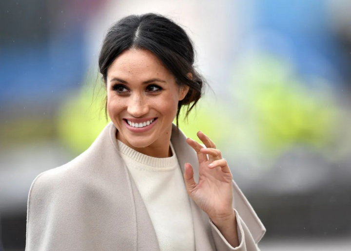 Nu s-ar fi putut imbraca asa daca ar mai fi reprezentat familia regala. Meghan Markle, relaxata, in colanti mulati, prin California - FOTO
