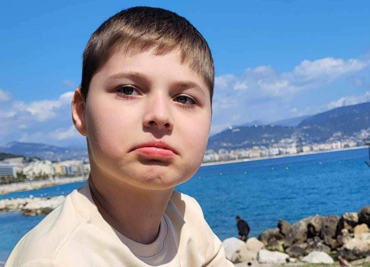 Durere nemarginita intr-o familie de moldoveni stabilita in Franta. Fiul lor de 10 ani s-a stins subit din viata. Vezi cum ii poti ajuta