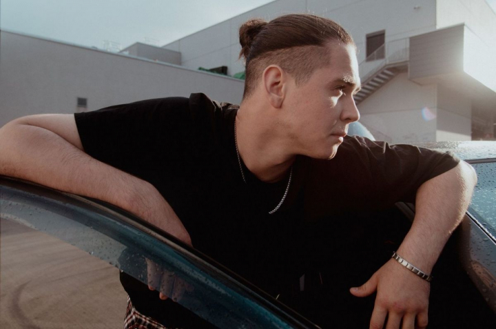 „O piesa trista, o piesa adevarata”! Satoshi a lansat „Singur”, un cantec scris „pe strazi” - VIDEO