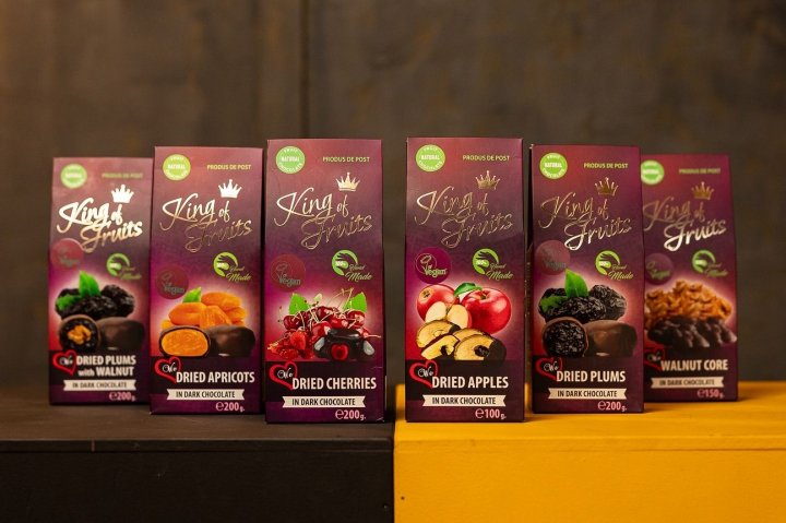 Fructe uscate in ciocolata, produse cu grija si dedicatie! Afla care sunt etapele de productie a acestui desert sanatos - VIDEO