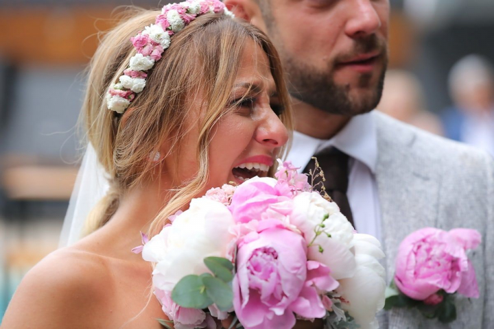 Farsa umilitoare pe care un mire i-a facut-o proaspetei lui sotii. Internautii l-au criticat dur: „Sfarsitul casniciei” - FOTO/VIDEO Farsa umilitoare pe care un mire i-a facut-o proaspetei lui sotii. Internautii l-au criticat dur: „Sfarsitul casniciei” - FOTO/VIDEO