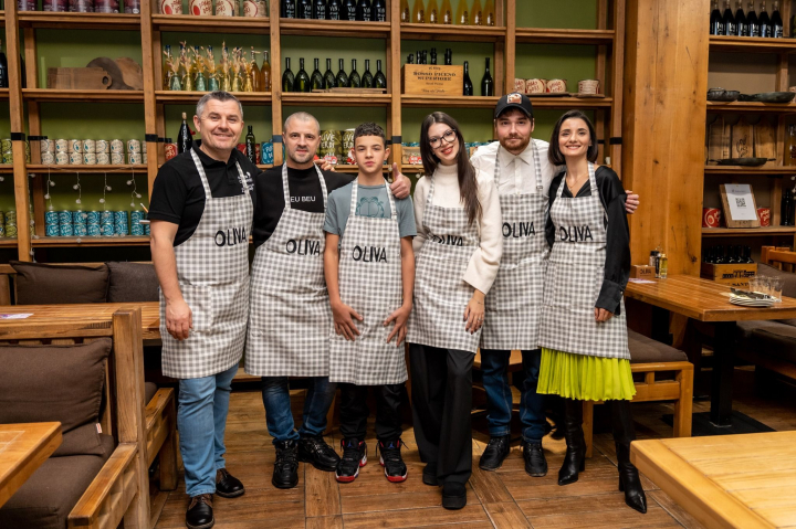 Sapte persoane publice de la noi au imbracat sortul si au devenit pentru o seara chelneri. Cati bani au reusit sa adune - VIDEO Sapte persoane publice de la noi au imbracat sortul si au devenit pentru o seara chelneri. Cati bani au reusit sa adune - VIDEO