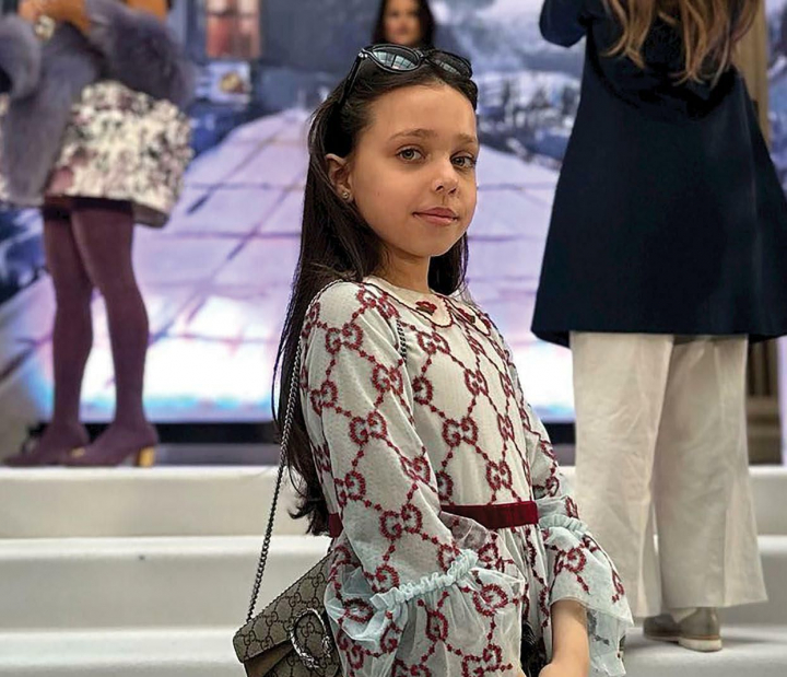 „Fiica miliardarului” de pe TikTok! Imagini virale cu o fetita de 11 ani care pozeaza in tinute de lux si un ceas de 124.000 de dolari - VIDEO „Fiica miliardarului” de pe TikTok! Imagini virale cu o fetita de 11 ani care pozeaza in tinute de lux si un ceas de 124.000 de dolari - VIDEO