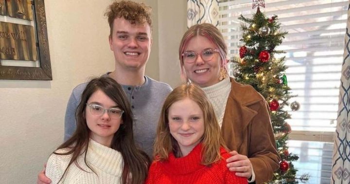 O profesoara de 23 de ani, criticata dupa ce a adoptat doua adolescente: „E cea mai buna decizie din viata mea” - FOTO O profesoara de 23 de ani, criticata dupa ce a adoptat doua adolescente: „E cea mai buna decizie din viata mea” - FOTO