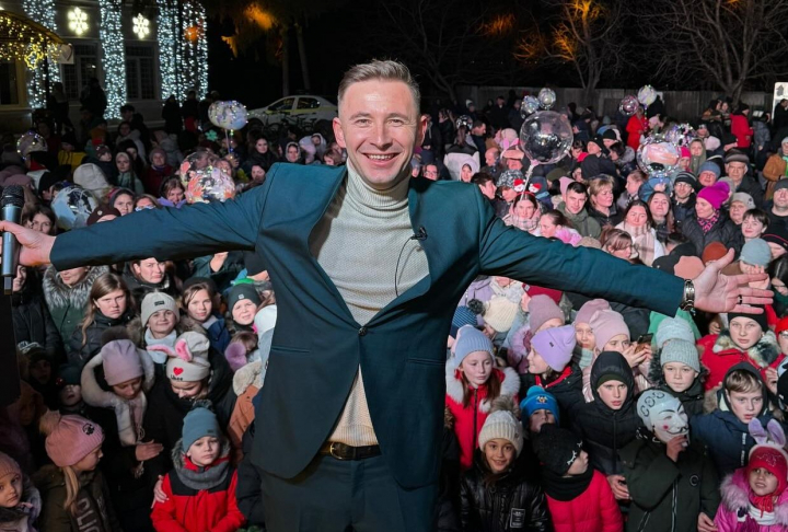 Seara magica la Negureni! In centrul satului a fost inaugurat un alt fel de brad: „Nici primar nu mai trebuie la Negureni. Emilian le face pe toate” Seara magica la Negureni! In centrul satului a fost inaugurat un alt fel de brad: „Nici primar nu mai trebuie la Negureni. Emilian le face pe toate”