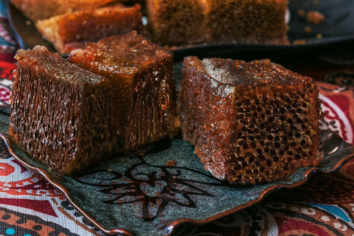 Baba neagra ca la bunica! Afla reteta de la Iulia Palade, cofetar: „Gaurile se formeaza cand...” - VIDEO Baba neagra ca la bunica! Afla reteta de la Iulia Palade, cofetar: „Gaurile se formeaza cand...” - VIDEO