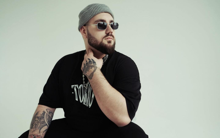 The Urs - interviu in exclusivitate! Afla numele adevarat al interpretului, dar si care este povestea din spatele pseudonimului sau: „Am fost cu fratele la Moscova, in constructii, ca sa ne cumparam primele chitari electrice” - VIDEO The Urs - interviu in exclusivitate! Afla numele adevarat al interpretului, dar si care este povestea din spatele pseudonimului sau: „Am fost cu fratele la Moscova, in constructii, ca sa ne cumparam primele chitari electrice” - VIDEO