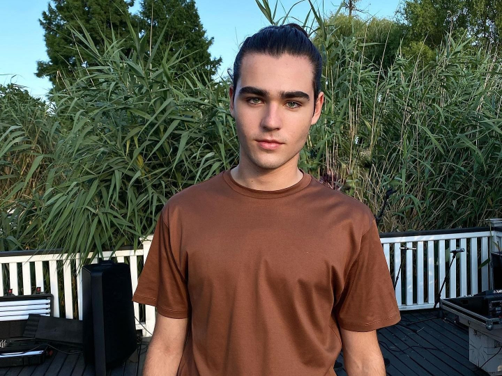 Radu Stefan Banica, sarut pasional cu noua iubita. Ipostazele in care s-au afisat public
Radu Stefan Banica, sarut pasional cu noua iubita. Ipostazele in care s-au afisat public