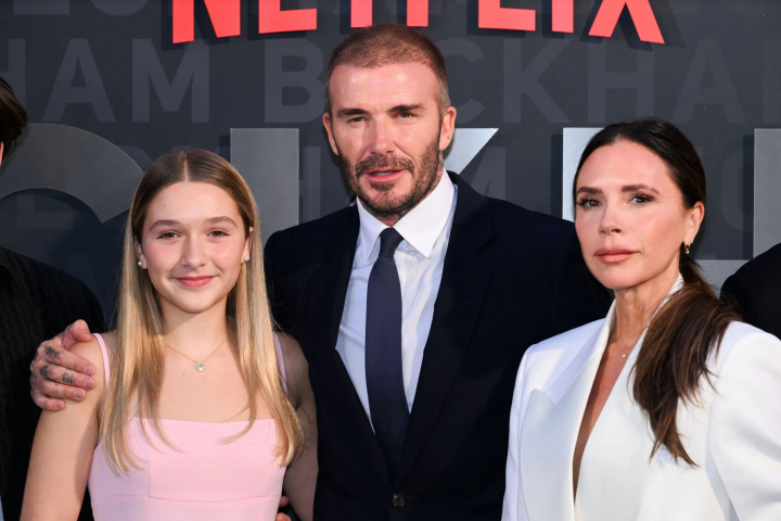 Harper Beckham, aparitie glam la 12 ani in creatia mamei sale. I-a mostenit pasiunea pentru moda - FOTO
