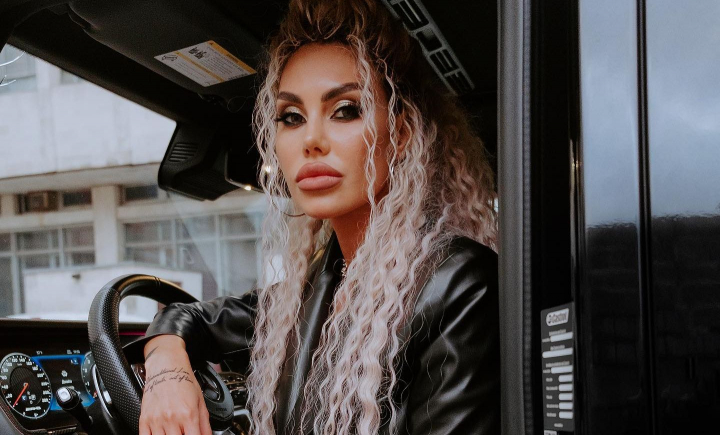 Schimbare de look la inceput de an! Laura Vetty a renuntat la parul lung - FOTO Schimbare de look la inceput de an! Laura Vetty a renuntat la parul lung - FOTO