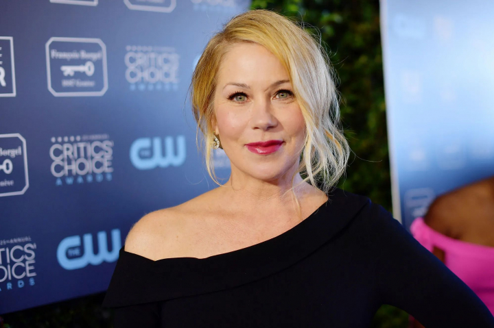 Christina Applegate, aparitie emotionanta in baston, pe scena premiilor Emmy. Actrita, chinuita de un diagnostic cumplit - FOTO