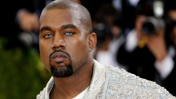 Capriciu inexplicabil. Kanye West si-a scos toti dintii si i-a inlocuit cu placi din titan care l-au costat 850.000 de dolari - FOTO Capriciu inexplicabil. Kanye West si-a scos toti dintii si i-a inlocuit cu placi din titan care l-au costat 850.000 de dolari - FOTO