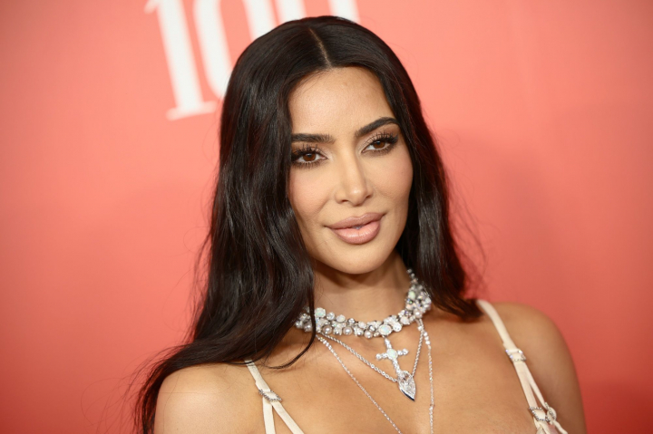 Ce ascunde Kim Kardashian in biroul sau. Nimeni nu s-ar fi gandit la asa ceva: „Vreau sa fiu ca ea cand o sa fiu mare” - VIDEO Ce ascunde Kim Kardashian in biroul sau. Nimeni nu s-ar fi gandit la asa ceva: „Vreau sa fiu ca ea cand o sa fiu mare” - VIDEO