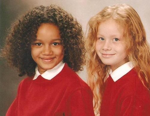 Gemenele pe care nimeni nu le-a crezut ca sunt rude. Cum arata la maturitate surorile-minune - VIDEO Gemenele pe care nimeni nu le-a crezut ca sunt rude. Cum arata la maturitate surorile-minune - VIDEO