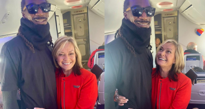 Intamplare hilara! Ce s-a intamplat dupa ce o stewardesa a crezut ca-l are pasager pe Snoop Dogg. Clipul a adunat peste 3,7 milioane de vizualizari - VIDEO Intamplare hilara! Ce s-a intamplat dupa ce o stewardesa a crezut ca-l are pasager pe Snoop Dogg. Clipul a adunat peste 3,7 milioane de vizualizari - VIDEO