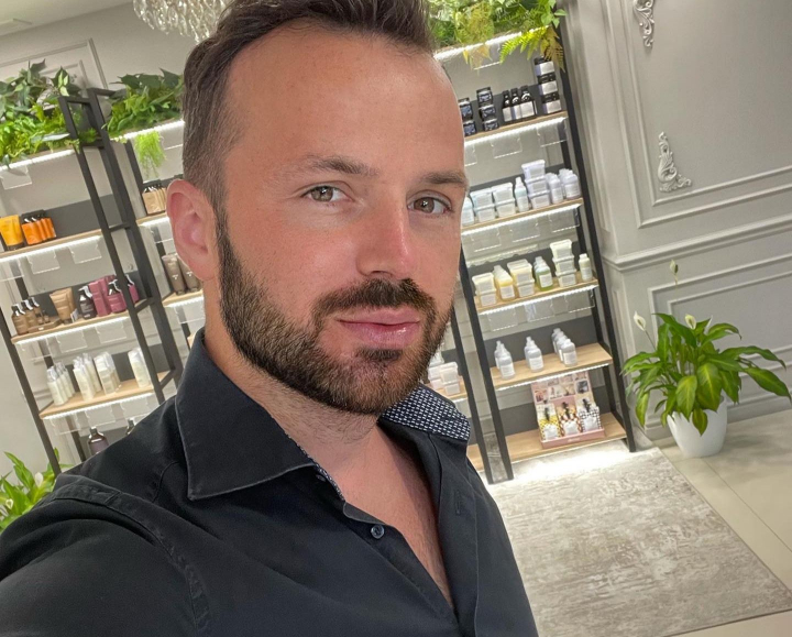 Ce tunsori si nuante ale parului sunt in voga in 2024! Hairstylistul Andrei Cocieru te ajuta sa ai o coafura perfecta - VIDEO Ce tunsori si nuante ale parului sunt in voga in 2024! Hairstylistul Andrei Cocieru te ajuta sa ai o coafura perfecta - VIDEO