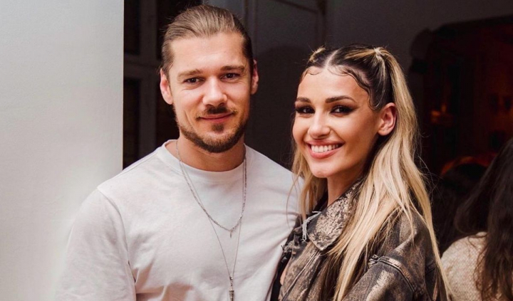 Alina Eremia s-a logodit dupa opt ani de relatie. Cantareata a facut anuntul si a publicat imagini cu inelul primit - FOTO