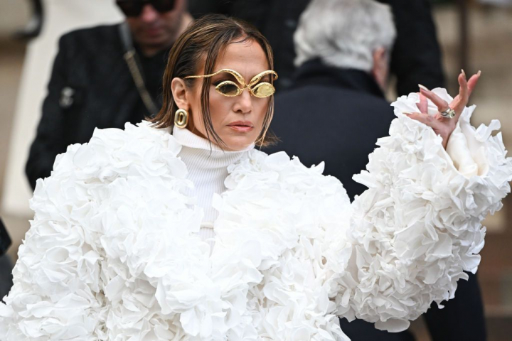 Este imposibil sa ii faci concurenta! Jennifer Lopez, aparitie de neegalat la Saptamana Modei de la Paris
Este imposibil sa ii faci concurenta! Jennifer Lopez, aparitie de neegalat la Saptamana Modei de la Paris