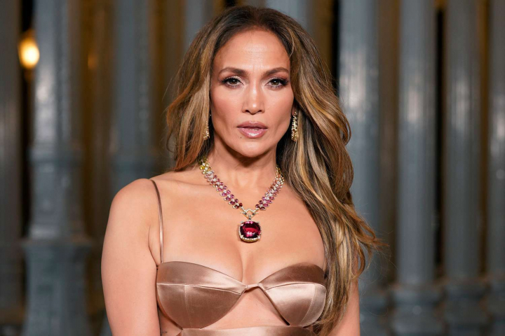 Este imposibil sa ii faci concurenta! Jennifer Lopez, aparitie de neegalat la Saptamana Modei de la Paris - FOTO Este imposibil sa ii faci concurenta! Jennifer Lopez, aparitie de neegalat la Saptamana Modei de la Paris - FOTO