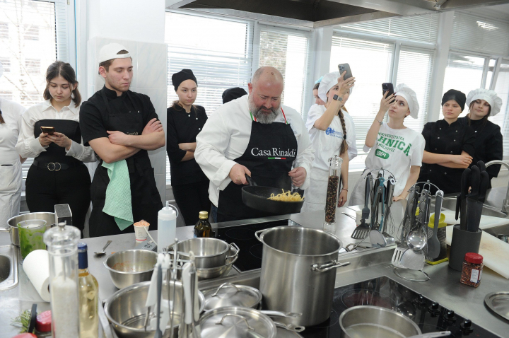 Casa Rinaldi, masterclass inedit pentru studentii din Moldova! Cine este invitatul special venit din Italia pentru a-i invata pe acestia arta culinara - VIDEO Casa Rinaldi, masterclass inedit pentru studentii din Moldova! Cine este invitatul special venit din Italia pentru a-i invata pe acestia arta culinara - VIDEO
