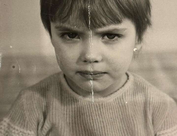 Recunosti fetita din imagine? A crescut in saracie, intr-un orasel uitat de lume, iar azi e una dintre cele mai bogate si frumoase topmodele din lume - FOTO Recunosti fetita din imagine? A crescut in saracie, intr-un orasel uitat de lume, iar azi e una dintre cele mai bogate si frumoase topmodele din lume - FOTO