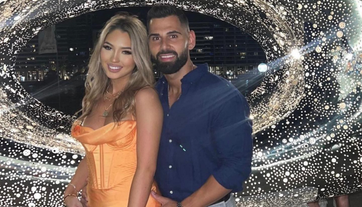 Un tanar s-a filmat in timp ce-si certa iubita pentru ca purta o fusta mini: „Nu pleci asa”. Reactia femeilor de pe internet, uimitoare Un tanar s-a filmat in timp ce-si certa iubita pentru ca purta o fusta mini: „Nu pleci asa”. Reactia femeilor de pe internet, uimitoare