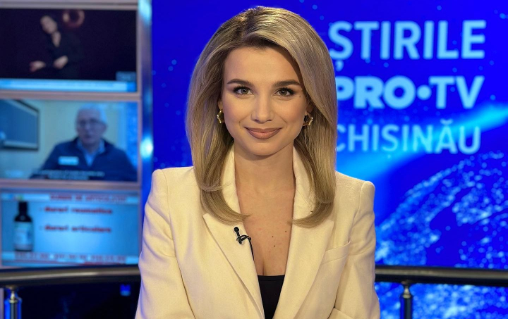 In timp ce Daniela Andreev prezenta buletinul de stiri, o pisica se plimba prin studio! Vezi momentul: „E noua colega din redactie, de fapt, din tot sediul PRO TV” - VIDEO In timp ce Daniela Andreev prezenta buletinul de stiri, o pisica se plimba prin studio! Vezi momentul: „E noua colega din redactie, de fapt, din tot sediul PRO TV” - VIDEO