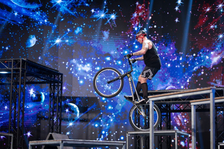 „Voi sunteti definitia a ceea ce inseamna FENOMEN!”. Andrei Burton si Gabi Orban, rideri cu recorduri Guinness, acrobatii cu bicicleta care iti taie rasuflarea pe scena de la Romanii au talent
