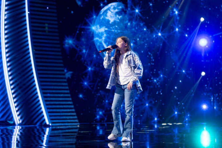 O mana de om, un munte de talent! La doar 10 ani, Maria Clara Postelnicu i-a fermecat pe juratii de la Romanii au talent cu interpretarea ei: „Ai un talent colosal! Tu deja esti un artist complet!”
