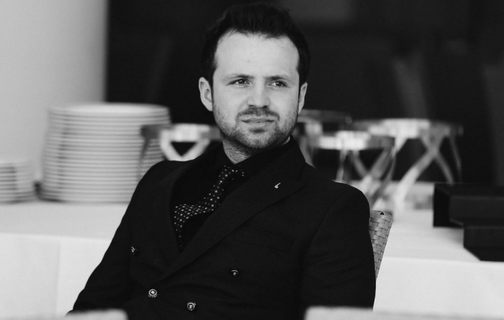 Cum iti ingrijesti corect parul acasa? Trucuri de la hairstylistul Andrei Cocieru: „Daca il pui pe radacina este ca si cum ai pata o haina cu ulei” - VIDEO