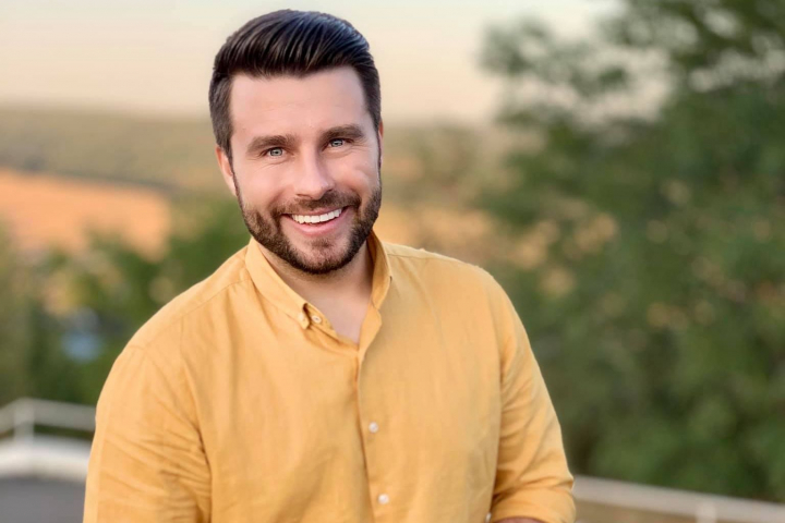 Dorin Galben se insoara! Jurnalistul si-a cerut iubita in casatorie printr-o melodie: „Da, pentru totdeauna” - FOTO/VIDEO Dorin Galben se insoara! Jurnalistul si-a cerut iubita in casatorie printr-o melodie: „Da, pentru totdeauna” - FOTO/VIDEO