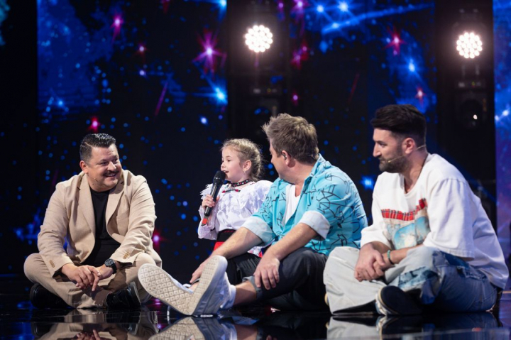 Dora Debreczeni, o prezenta delicioasa pe scena! La doar 8 ani, copila a reusit sa starneasca hohote de ras: „Sunt bune torturile, dar mai buna e palinca” - VIDEO Dora Debreczeni, o prezenta delicioasa pe scena! La doar 8 ani, copila a reusit sa starneasca hohote de ras: „Sunt bune torturile, dar mai buna e palinca” - VIDEO