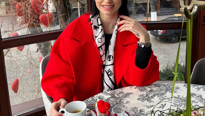 „Merg la operatiile estetice ca la manichiura”! Cine este vedeta de la noi care a ajuns sub bisturiu - VIDEO „Merg la operatiile estetice ca la manichiura”! Cine este vedeta de la noi care a ajuns sub bisturiu - VIDEO