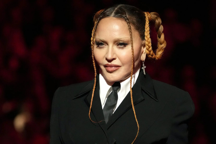 Madonna, accident inexplicabil pe scena. Reactia divei a fost adorabila, fanii o felicita - FOTO/VIDEO Madonna, accident inexplicabil pe scena. Reactia divei a fost adorabila, fanii o felicita - FOTO/VIDEO