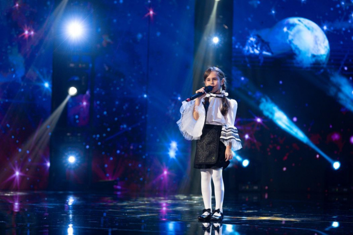 La doar 6 anisori, Amira Vulpe a emotionat-o pana la lacrimi pe Andra: „Trebuie sa pup o mana de copil talentat!” Dragos Bucur: „Eu cred ca tu o sa castigi premiul ala mare!”